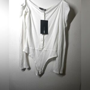 Fashion Nova Off-Shoulder White Bodysuit 🤍💟 size Medium brand new